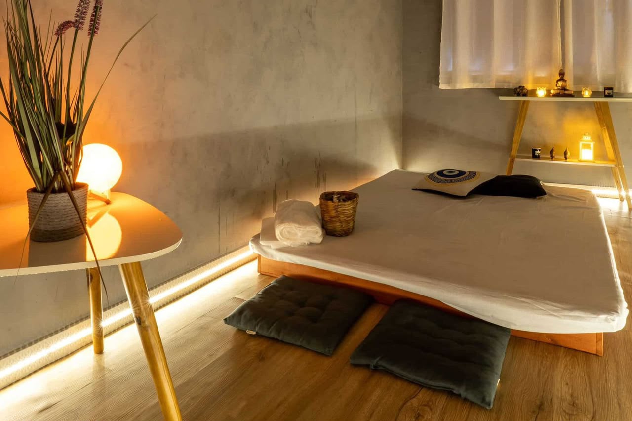 Sala de massagem da Zen Terapias com iluminação indireta